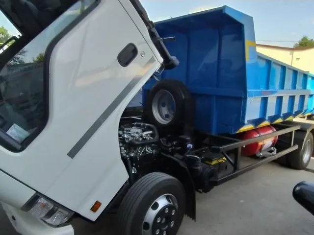 Isuzu самосвал: Вид сбоку