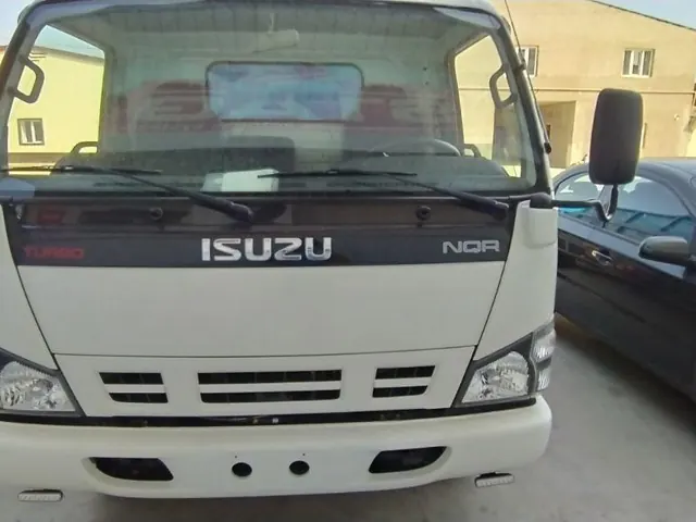 Isuzu самосвал: Вид спереди